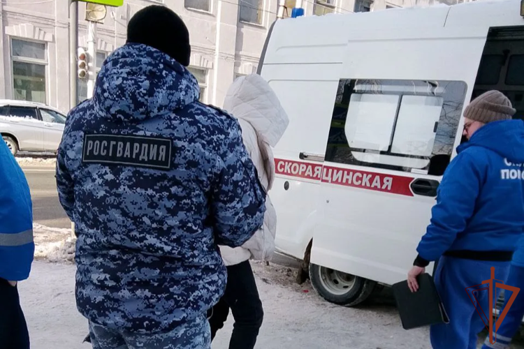 Росгвардеец оказал помощь студентке из Саратова, пострадавшей из-за гололедицы