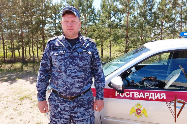 В Алтайском крае сотрудник Росгвардии пришёл на помощь пострадавшему при ремонте автомобиля