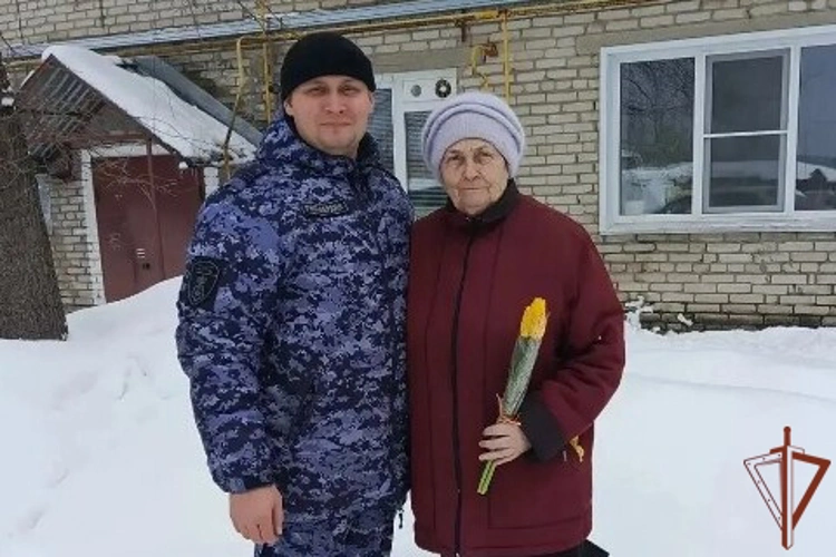 В предверии Международного женского дня росгвардейцы в Сибири навестили матерей и вдов погибших товарищей