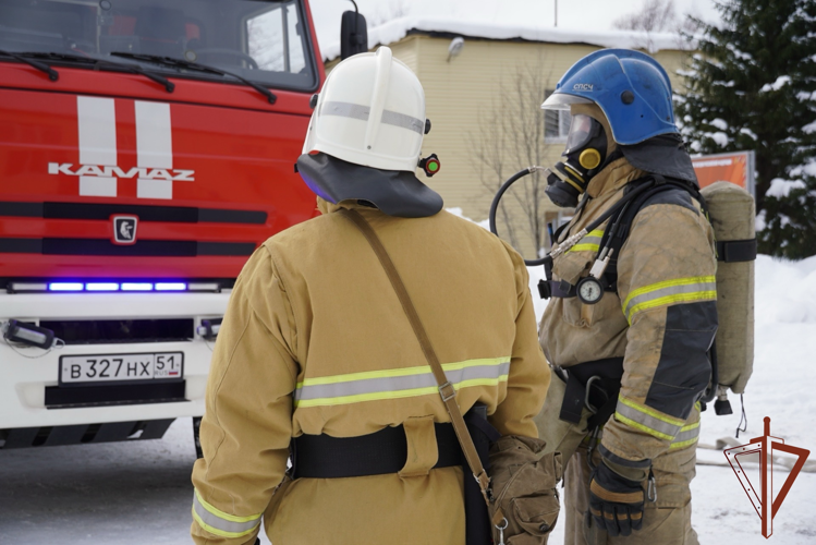 В Мурманске росгвардейцы провели совместное пожарно-тактическое учение с сотрудниками регионального МЧС России