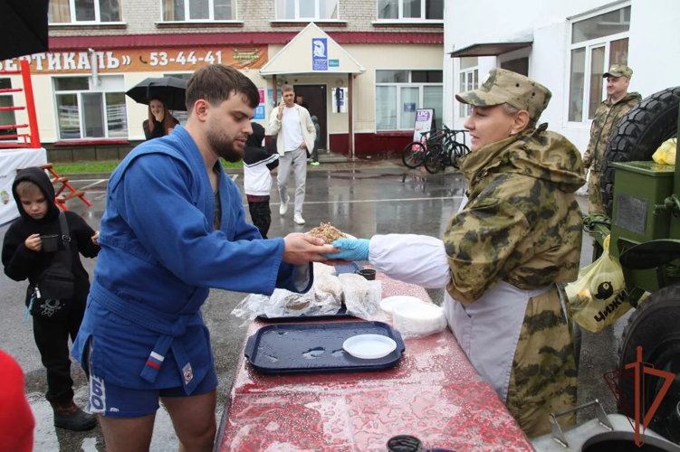 Военнослужащие и сотрудники Росгвардии приняли участие в спортивных и патриотических мероприятиях в регионах Сибири