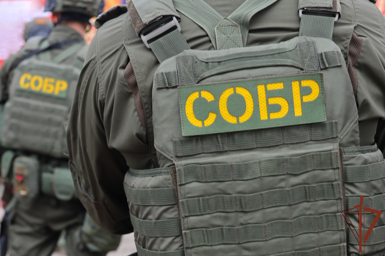 При силовой поддержке СОБР Росгвардии в Иркутске прошли рейды по соблюдению миграционного законодательства