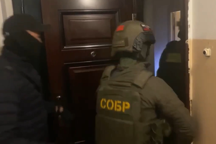 При содействии СОБР Росгвардии в Иркутске задержаны подозреваемые в разбойном нападении и похищении человека (видео)