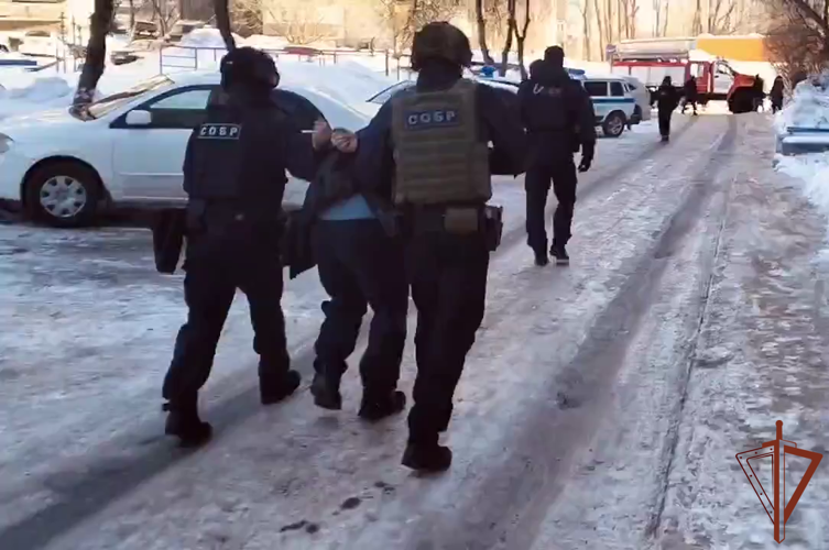 При силовой поддержке спецназа Росгвардии в Новосибирске задержан местный житель, заявивший о захвате заложницы (видео)