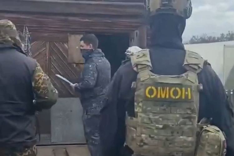 При содействии ОМОН Росгвардии в Иркутской области задержан мужчина, подозреваемый в незаконном хранении оружия и наркотических средств (видео)