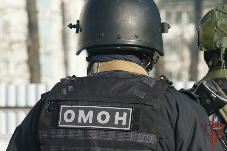 При силовой поддержке ОМОН Росгвардии в Иркутской области задержали подозреваемых в афере с земельным участком на Байкале (видео)