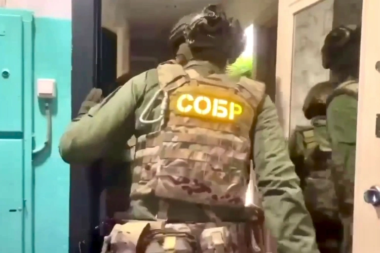 При силовой поддержке СОБР Росгвардии в Иркутске задержаны подозреваемые в вымогательстве и похищении людей (видео)
