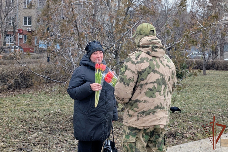 В ЛНР росгвардейцы поздравили женщин с Международным женским днем (видео)