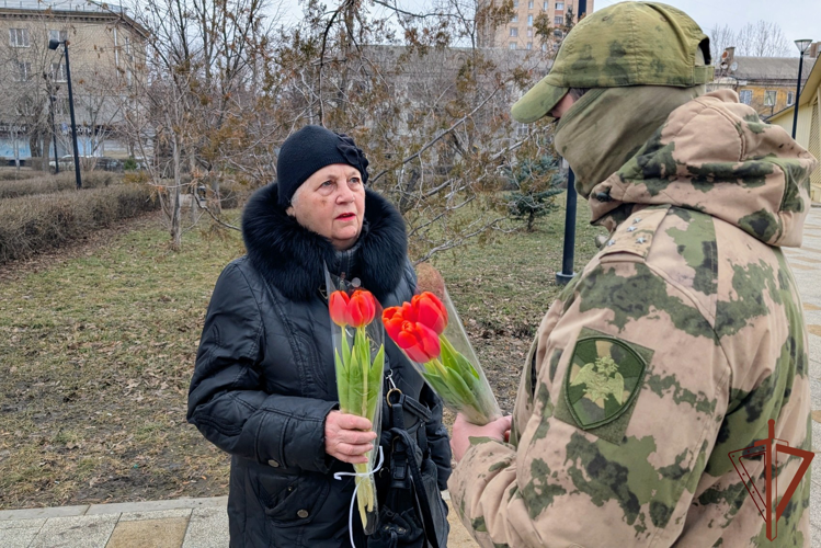В ЛНР росгвардейцы поздравили женщин с Международным женским днем (видео)