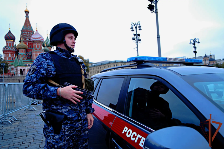 Столичные росгвардейцы задержали буйного постояльца в одном из хостелов Москвы (видео)
