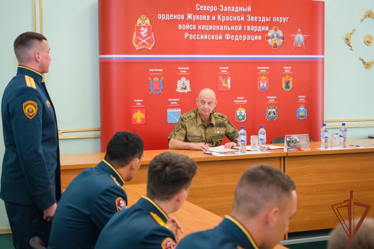 Командующий Северо-Западным округом Росгвардии провел встречу с выпускниками военных вузов