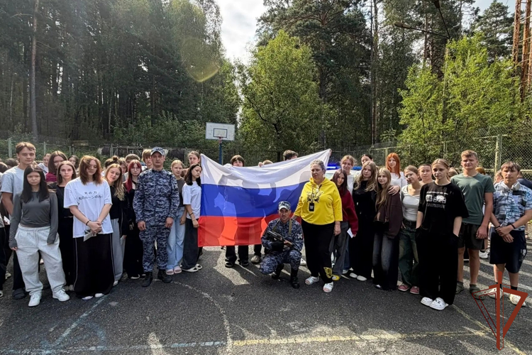 Росгвардия приняла участие в праздновании Дня Государственного флага России в регионах Урала (видео)