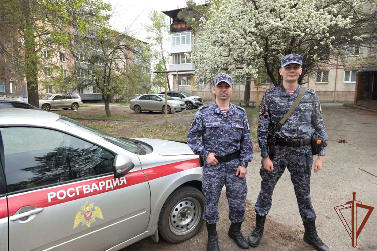 В Иркутской области сотрудники Росгвардии помогли эвакуировать жильцов во время пожара в многоквартирном доме