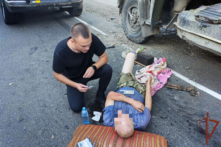 Росгвардейцы оказали первую помощь пострадавшему в ДТП в Иркутской области