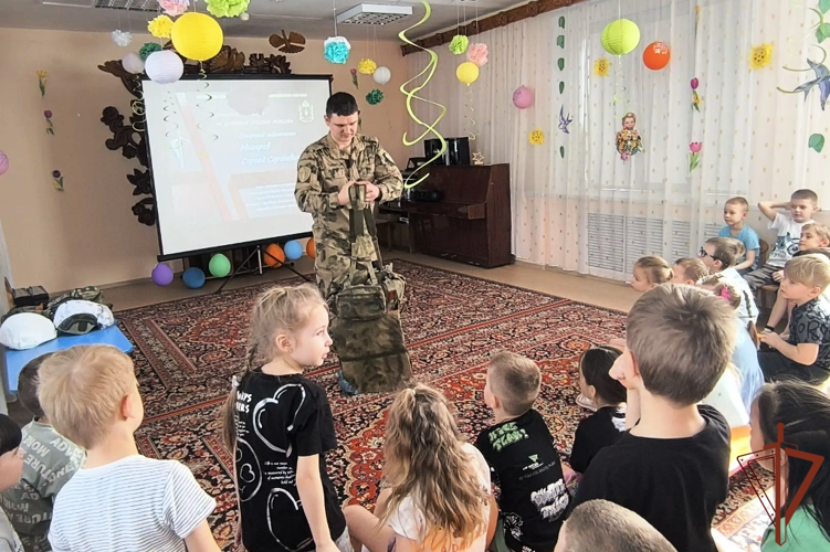 Росгвардейцы провели серию встреч с подрастающим поколением в регионах Сибири