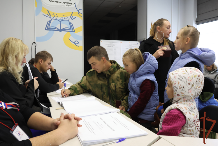 Росгвардейцы в регионах Сибири участвуют в Едином дне голосования