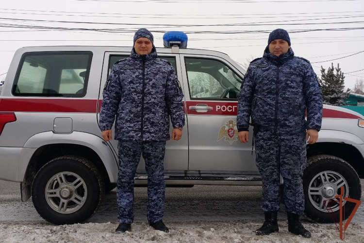 Росгвардейцы спасли женщину и троих детей от пожара в Иркутской области