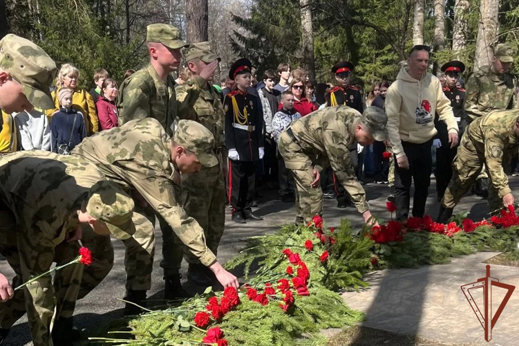Росгвардейцы в Сибири почтили память героев-ликвидаторов последствий аварии на Чернобыльской АЭС