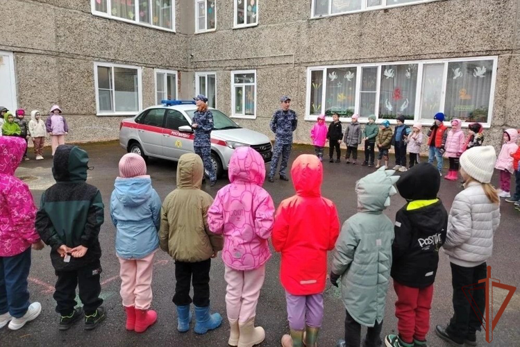 Росгвардейцы продолжают знакомить юных сибиряков со службой в ведомстве