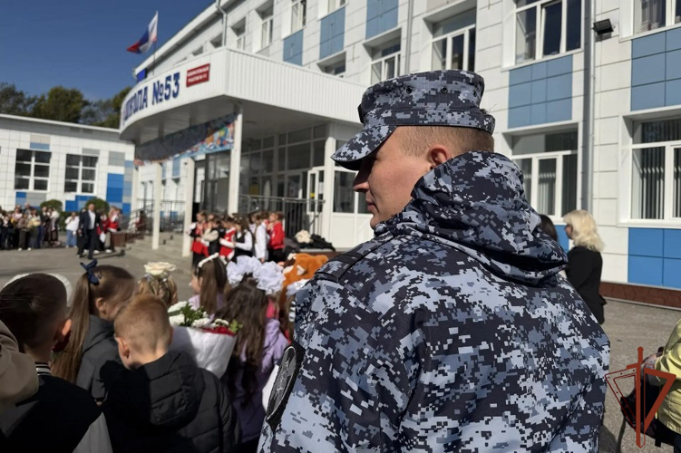 Росгвардия обеспечила безопасность граждан во время празднования Дня знаний в регионах Сибири
