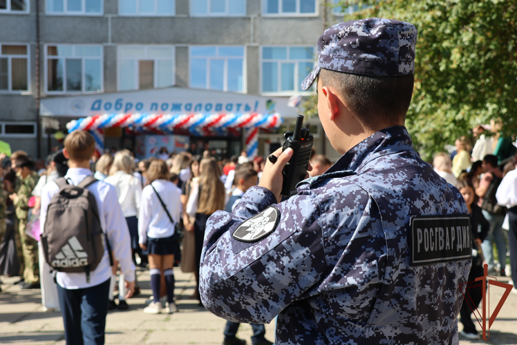 Росгвардия обеспечила безопасность граждан во время празднования Дня знаний в регионах Сибири