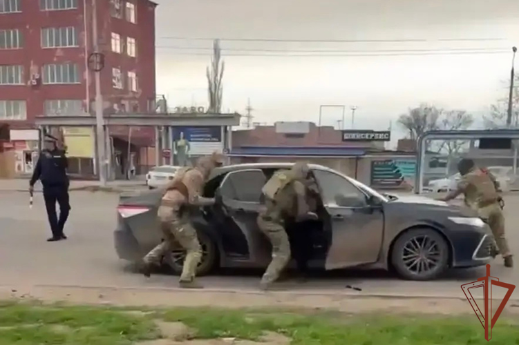 При участии спецназа Росгвардии в Астрахани задержали подозреваемых в похищении человека