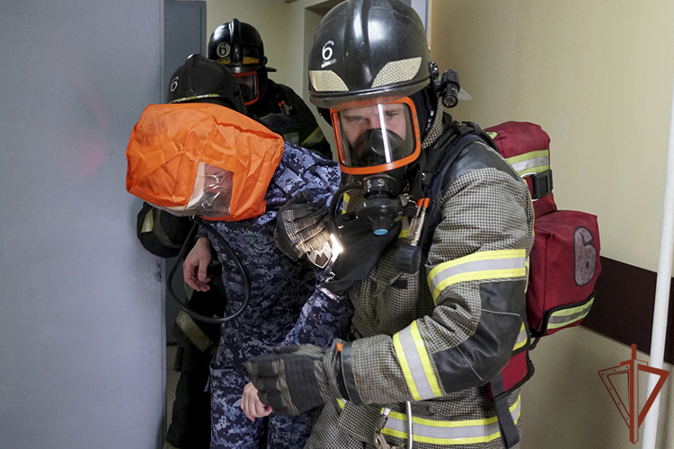 В Сахалинской области Росгвардия и МЧС провели тренировку по ликвидации условного пожара