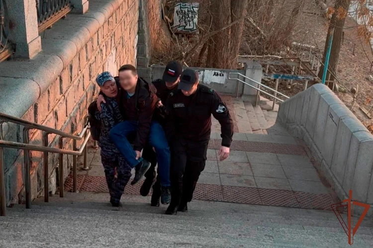 В Самаре росгвардейцы пришли на помощь мужчине, повредившему ногу на берегу Волги