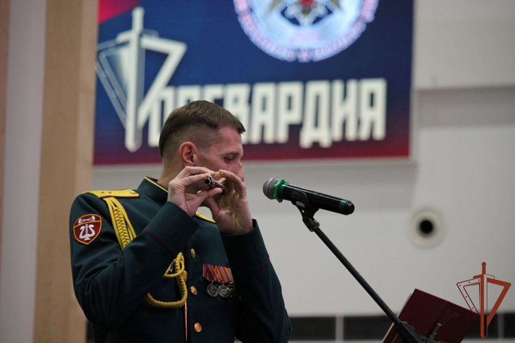 В Самаре военный оркестр Росгвардии поздравил жительниц города с наступающим праздником (видео)