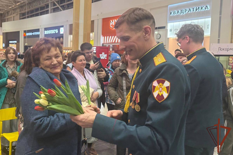 В Самаре военный оркестр Росгвардии поздравил жительниц города с наступающим праздником (видео)