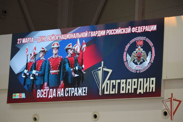 В Самаре военный оркестр Росгвардии поздравил жительниц города с наступающим праздником (видео)