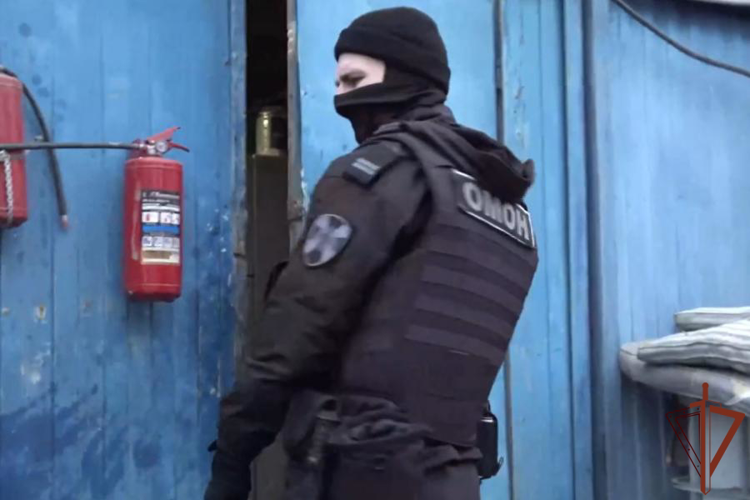 В Санкт-Петербурге при содействии сотрудников ОМОН Росгвардии прошел рейд по проверке соблюдения миграционного законодательства