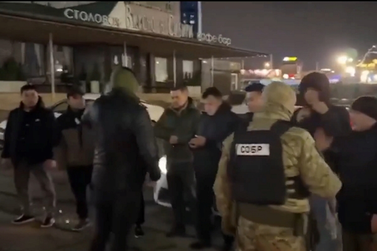 При силовой поддержке спецназа Росгвардии в Красноярске проведен рейд по проверке иностранных граждан