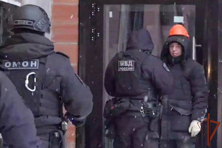 В Санкт-Петербурге при содействии сотрудников ОМОН Росгвардии проведён рейд по проверке соблюдения миграционного законодательства