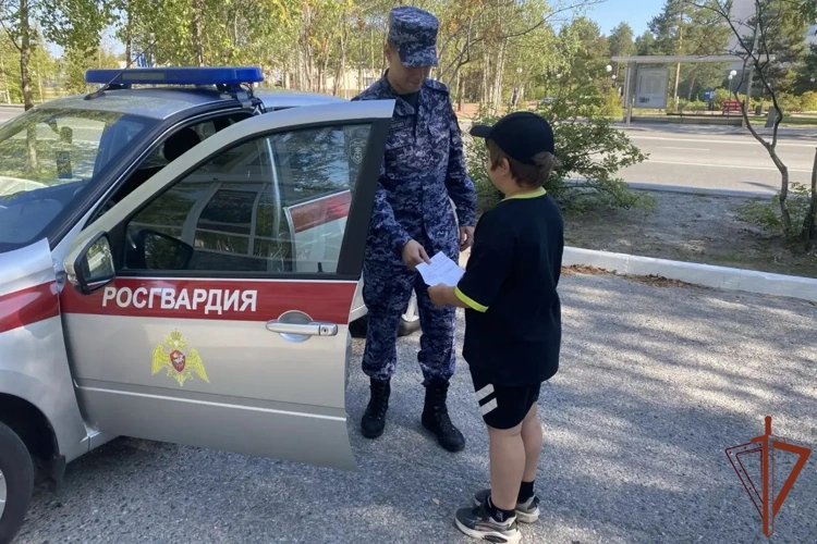 В ХМАО-Югре и Зауралье сотрудники Росгвардии провели благотворительные и профориентационные мероприятия в преддверии Дня знаний