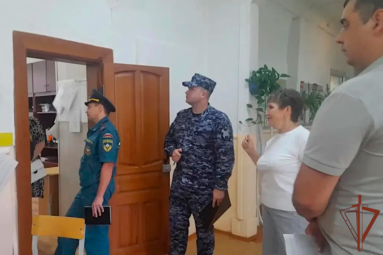 На Урале с участием Росгвардии продолжаются проверки безопасности объектов образования