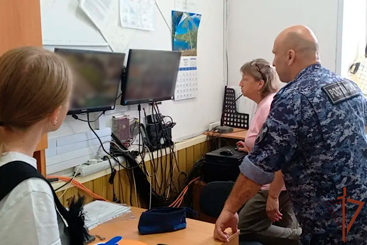 На Урале с участием Росгвардии продолжаются проверки безопасности объектов образования