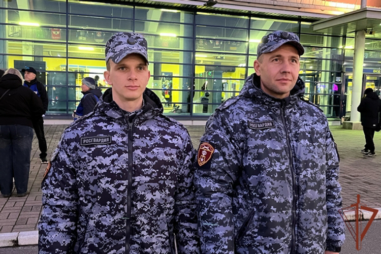 Сотрудники Росгвардии обеспечили безопасность хоккейного матча в Череповце