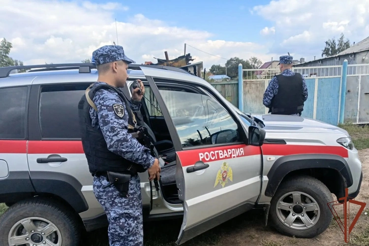 В Алтайском крае росгвардейцы эвакуировали семью и вынесли газовый баллон из зоны пожара