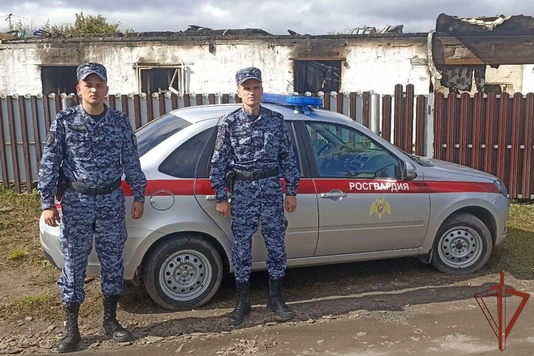 В Алтайском крае росгвардейцы оказали содействие в ликвидации пожара