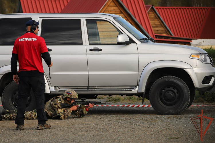 Десять сотрудников СОБР и ОМОН Сибирского округа Росгвардии прошли квалификационные испытания на право ношения знака отличия полицейского спецназа
