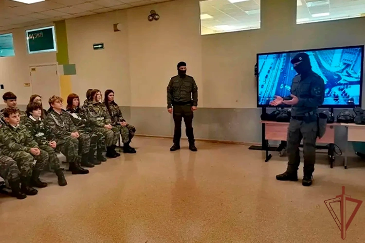 В Центральном округе Росгвардии продолжается цикл встреч с подрастающим поколением (видео)