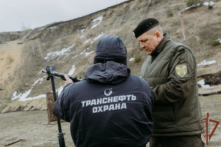 В Пензе спецназ Росгвардии обучил сотрудников охраны ТЭК эффективной стрельбе по дронам