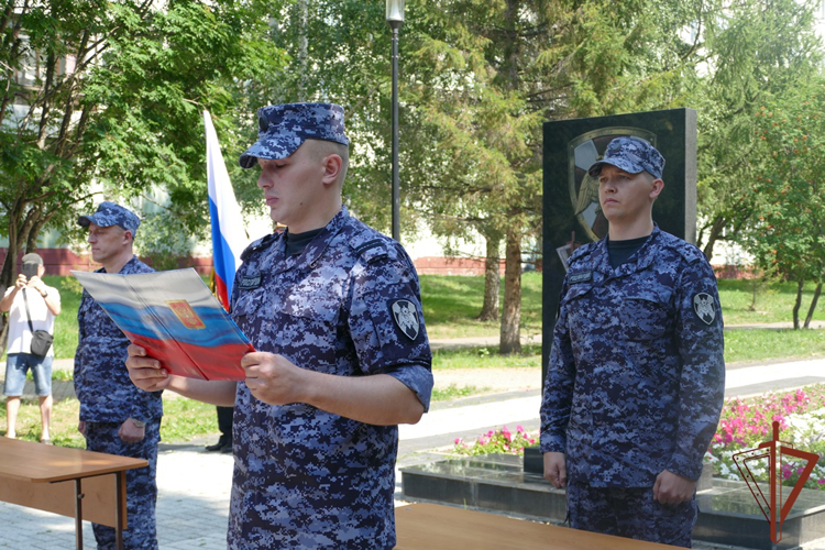 В Сибири молодые сотрудники вневедомственной охраны Росгвардии приняли Присягу на верность Российской Федерации