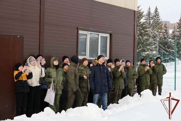 Казанские школьники побывали в гостях у сотрудников СОБР «Тимер батыр» Росгвардии (видео)