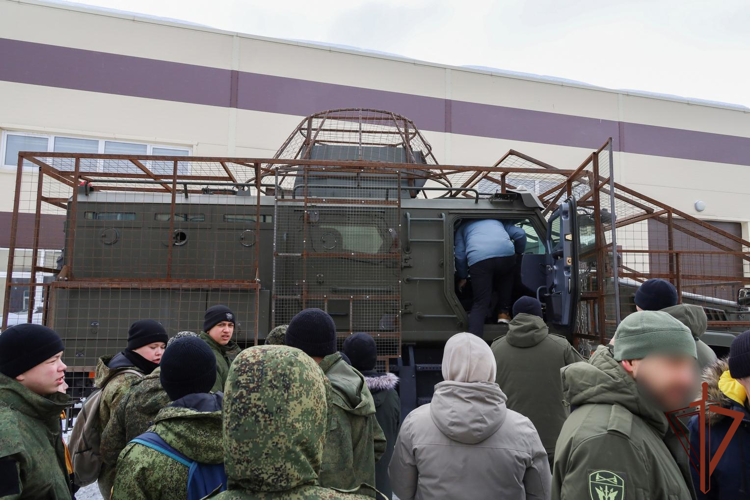 Казанские школьники побывали в гостях у сотрудников СОБР «Тимер батыр» Росгвардии (видео)