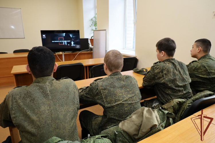 Казанские школьники побывали в гостях у сотрудников СОБР «Тимер батыр» Росгвардии (видео)