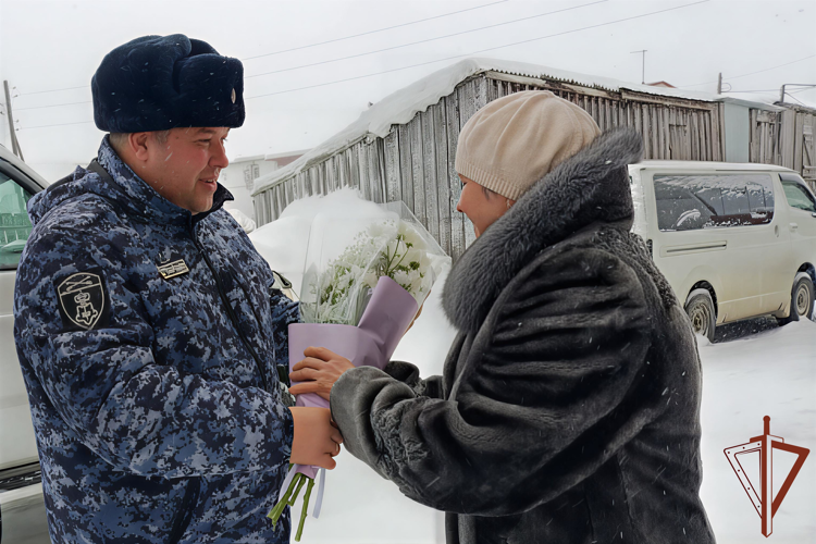 В предверии Международного женского дня росгвардейцы в Сибири навестили матерей и вдов погибших товарищей