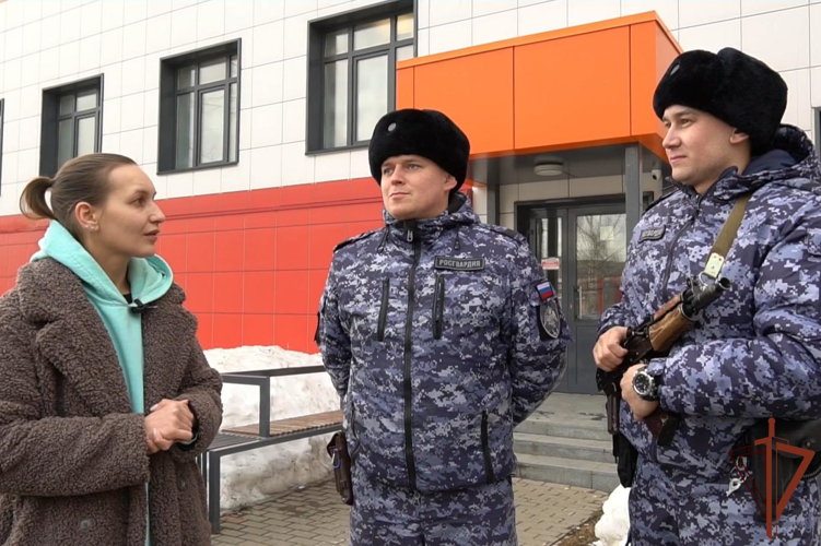 В Кирове росгвардейцы помогли потерявшемуся ребенку вернуться к маме (видео)