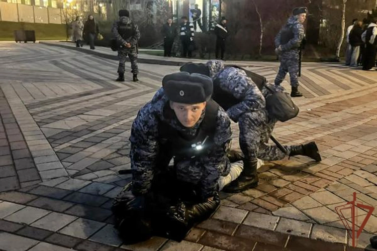 В Москве военнослужащие Росгвардии задержали вооруженного ножом правонарушителя